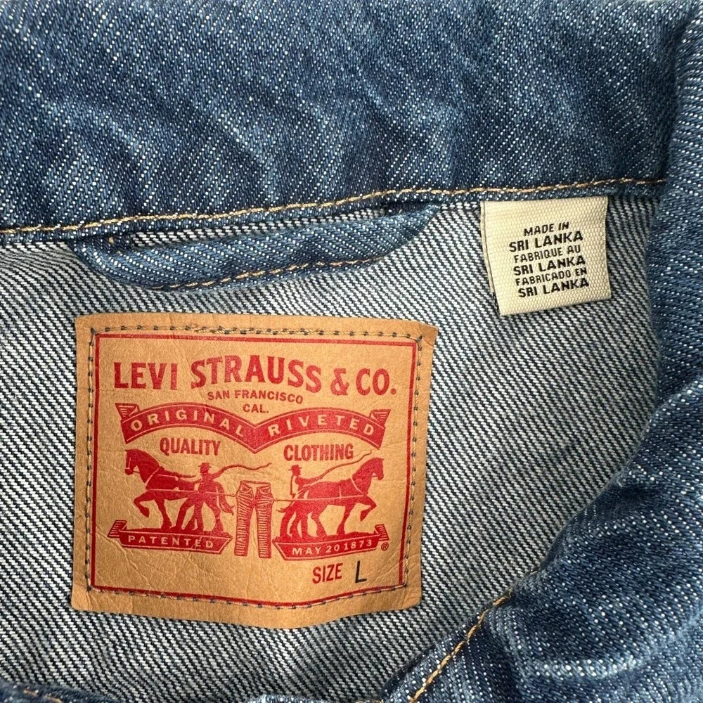 Levi Strauss Co Womens Size L Denim Jacket  Blue Trucker Style Classic Logo Warm